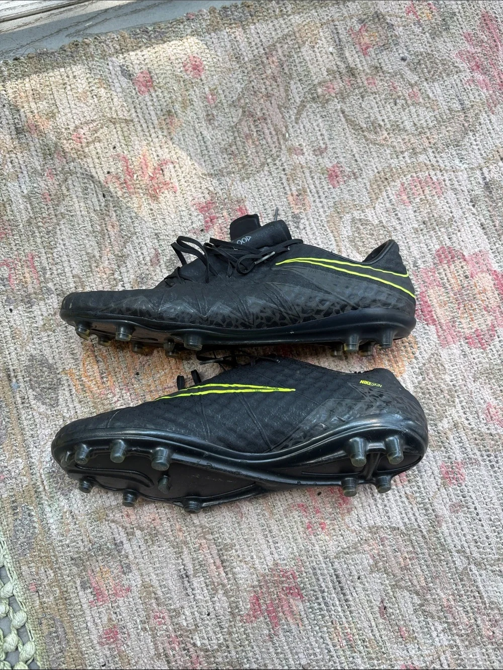 Nike Men's Black Athletic Shoes with Neon Yellow Accents